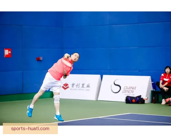 上海市民挥拍迎新春 业余网球热浪席卷申城